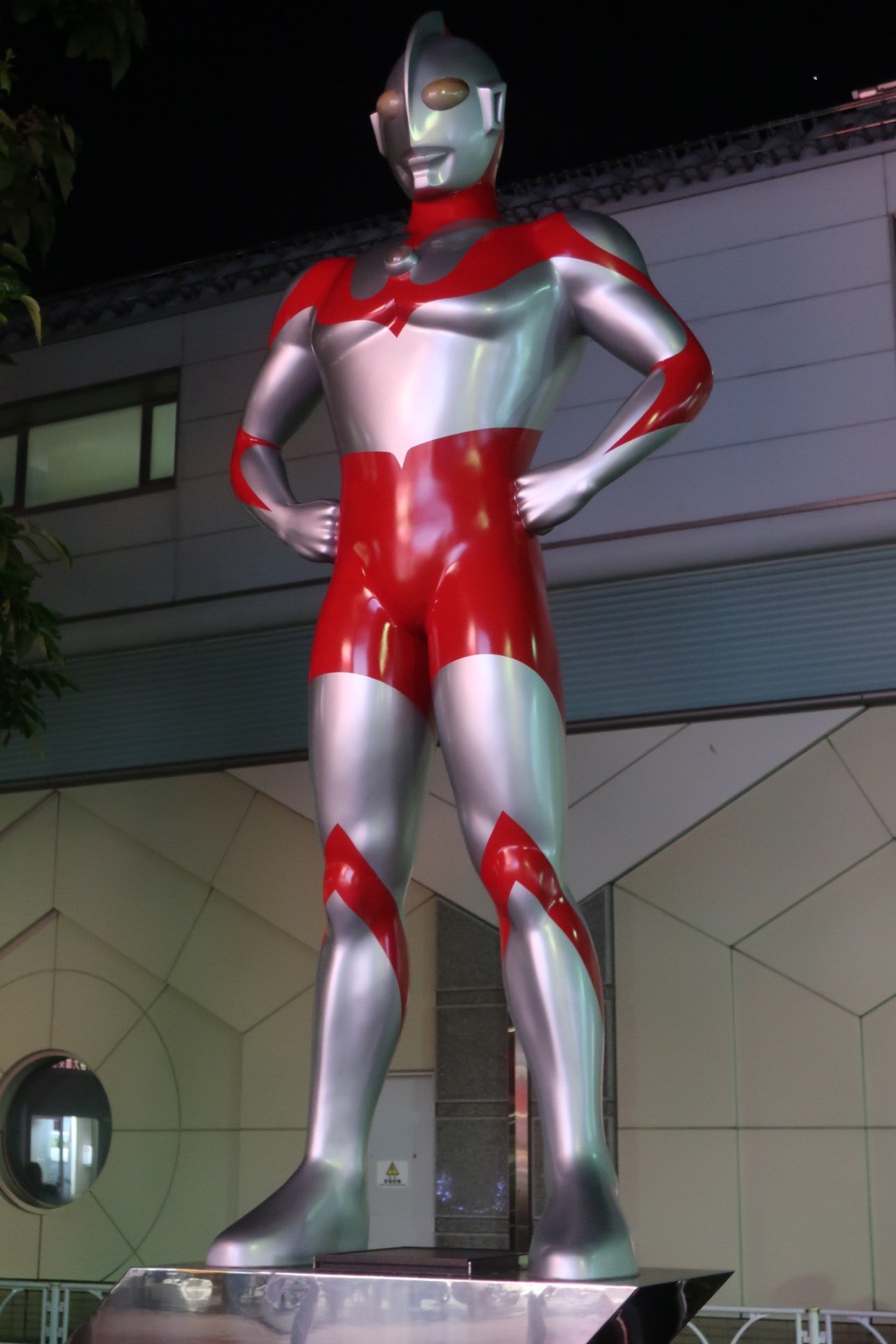 ウルトラマン商店街　シンボル像　レプリカ ウルトラマン商店街限定タオル 売り切れ必至! シンボル像