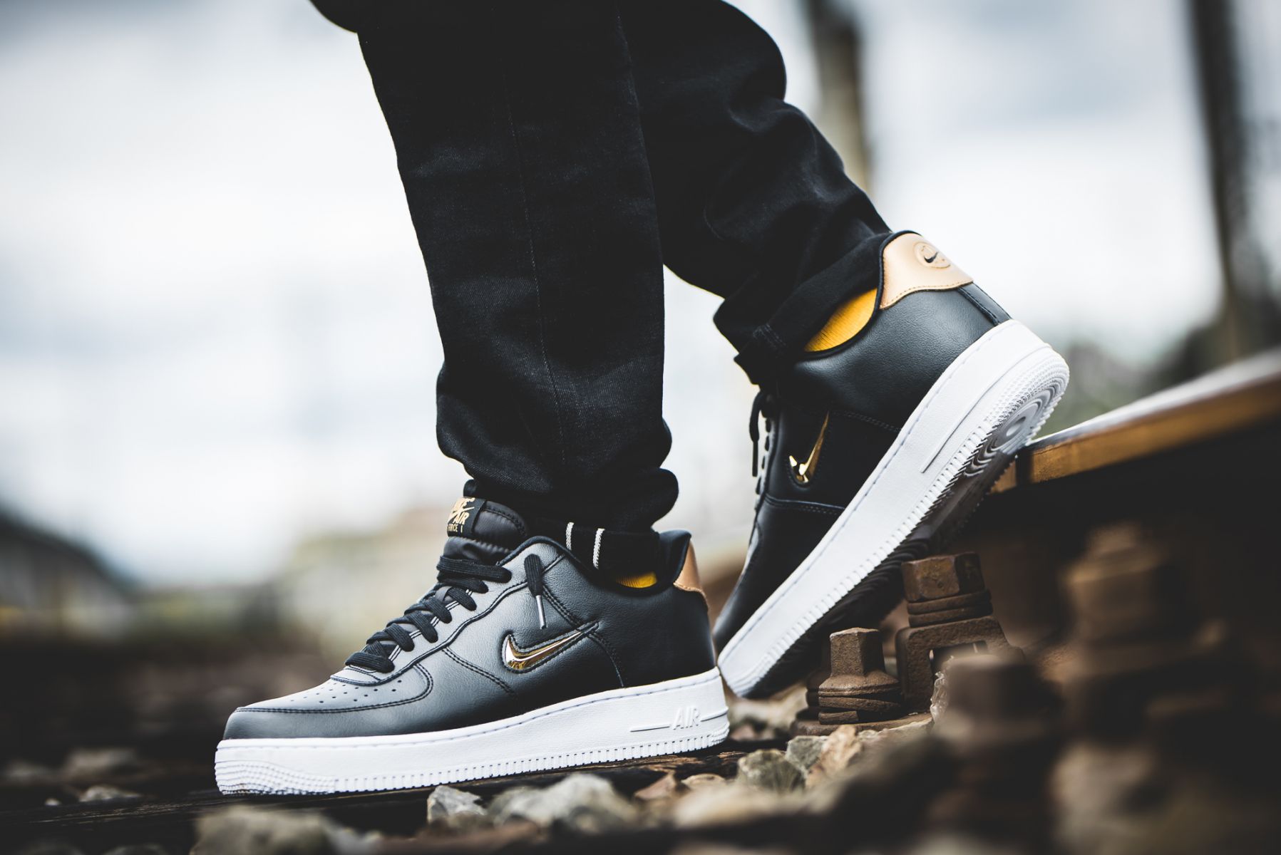 Nike Air Force 1 '07 LV8 Jewel Metallic Gold