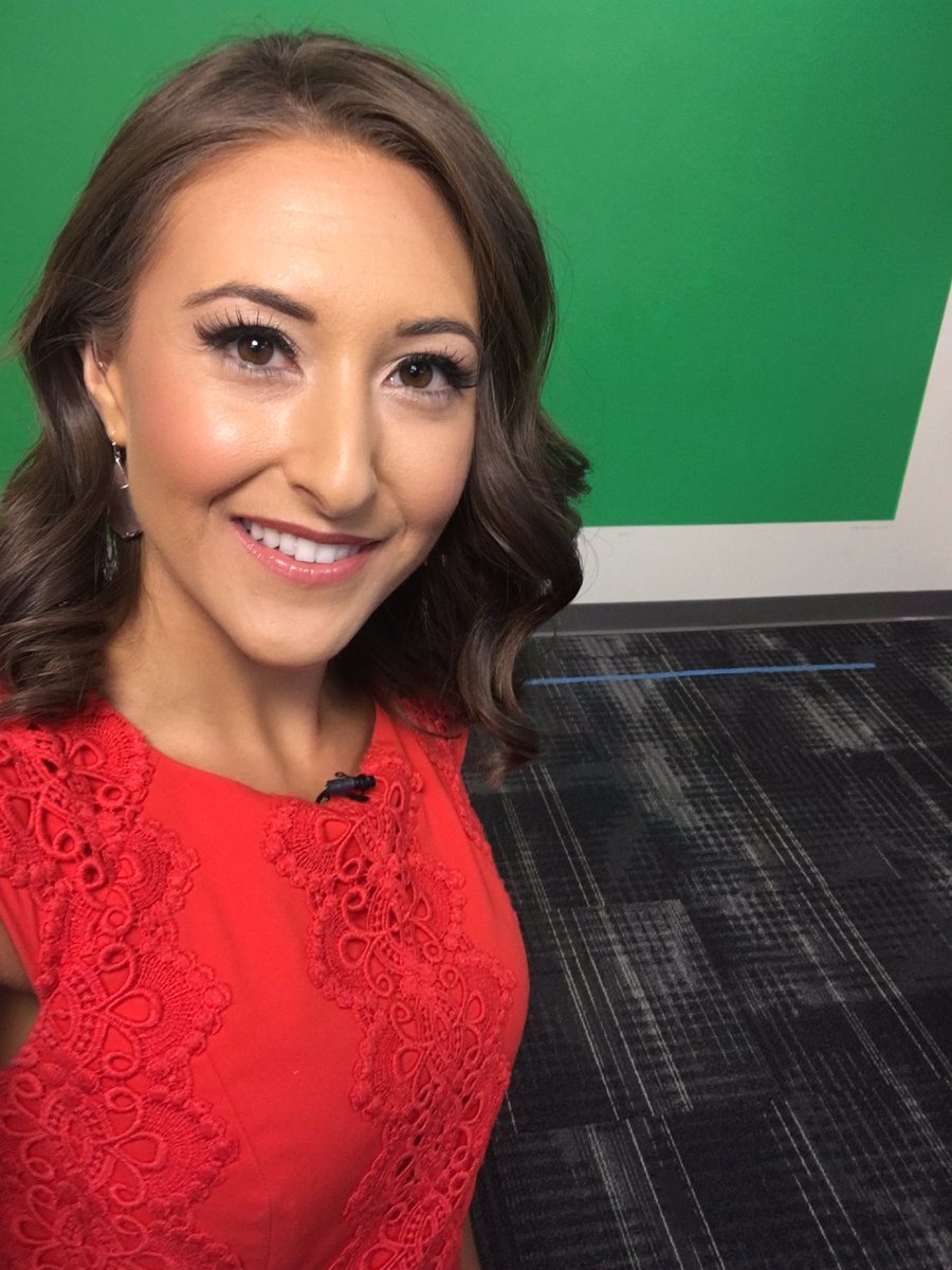 GinaWSOC9's tweet photo. Happy Friday! I'm filling in for @TrafficTeam9 this morning! Join me for live traffic updates 😀 #WakeUpWith9 #GreenScreen #TrafficCenter #DriveTimes @wsoctv https://t.co/JvJxGpTGEJ