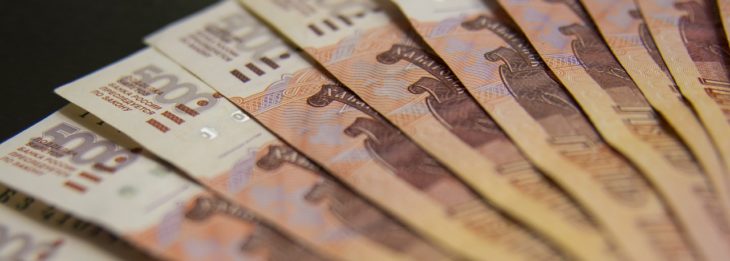 пачка денег. первые 100 тысяч рублей. стопка денег. миллион рублей. стопка денег.