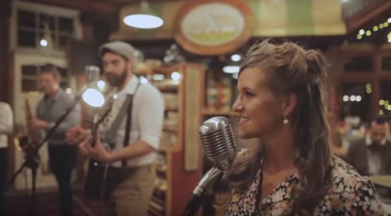 "Vlugvoetig trippel jy deur die kamers van my hart en dis diep voetspore wat jy agterlaat 
En voor ek jou kon keer dwaal jy in my gedagtes rond
Jou huis is waar jou hart is mag jou hart tuis voel hier by my" - <a href="/kaleidoskoop2/">Kaleidoskoopband</a>
youtube.com/watch?v=a5YcYw…
#Afrikaans #musiek