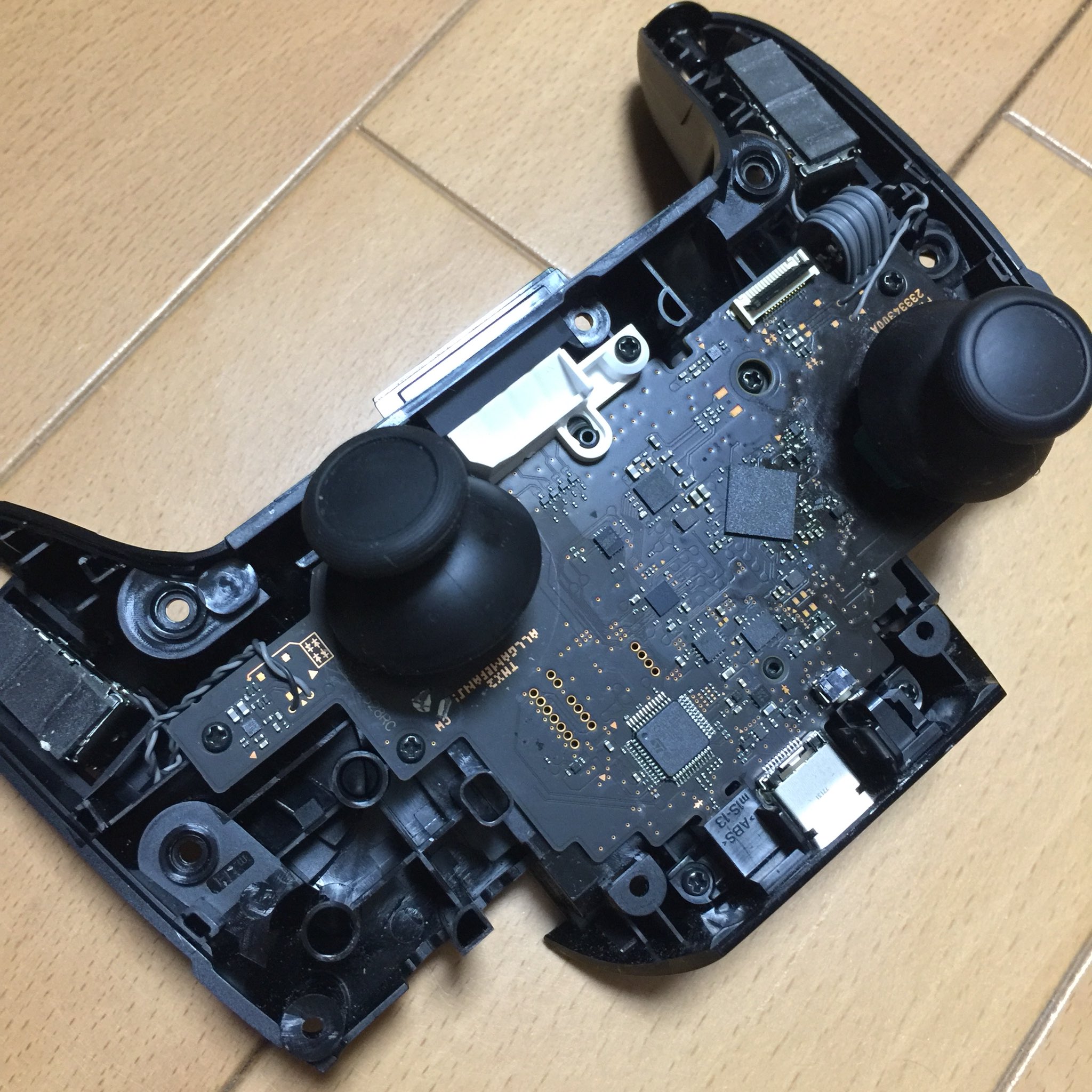 153 いちごさん 〻のㅅの〻 っ Sur Twitter Switchのプロコン掃除するために分解したら右スティックの上に Thx2 All Game Fans って書いてある 見えないところに思いを込めるのいいな 他の文字は滑らかなフォントなのにここだけドット絵 なのもいい 153 いちごさん 〻のㅅの〻 っ Sur Twitter Switchのプロコン掃除するために分解したら右スティックの上に Thx2 All Game Fans って書いてある 見えないところに思いを込めるのいいな 他の文字は滑らかなフォントなのにここだけドット絵 なのもいい