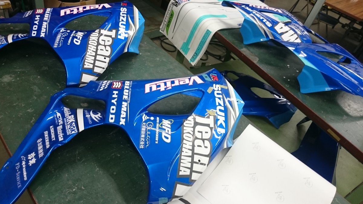 GIA_Niigata's tweet photo. 本日、塗装が終わった #鈴鹿8耐 カウルに #kwinds さんがスポンサーステッカー、グラフィックの貼り込み+技術指導に来校して下さいました✂️
すでに2セット完成です‼️すこ~しお手伝いさせて頂きましたが緊張感と達成感は #ハンパない ですね🙆♂️
#カレッジリーグ
#TeamKAGAYAMA
#オータム https://t.co/jVIeHO8sEK