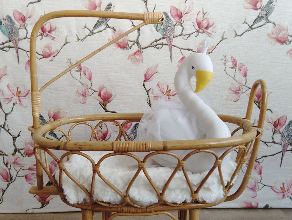 CoccoliHome's tweet photo. Se nota que el verano es tiempo de JUGAR mucho más, y se nos ha ido todo el stock que teníamos en el #AtelierCOCCOLI de esta preciosa #minicuna de #ratán ( #bambú ) con las #VestidurasAMedida ¿Alguien más quiere una para su muñeca?  😍  https://t.co/DBJHVdfG57 https://t.co/s33shNvjxy