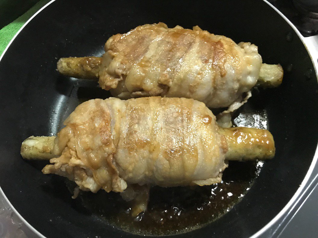 KOKODOK's tweet photo. 漫画肉🍖を 試行錯誤しながら作った😋
中はハンバーグのタネで、周りに薄切り肉を巻き巻きしました🥓
和風たれにして、骨のつもりのごぼうも美味しくなりました。
ごぼうはあらかじめ加熱処理して
柔らかく、が
コツですね👌🤗 https://t.co/vMKmBkOUTx