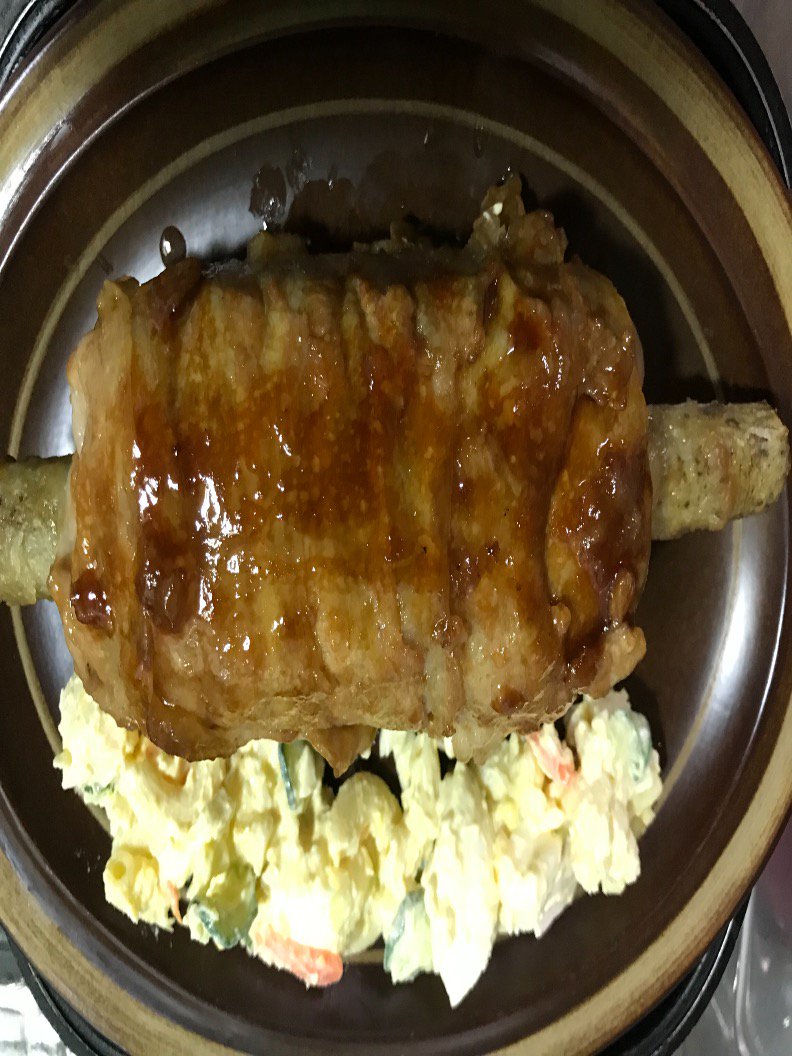 KOKODOK's tweet photo. 漫画肉🍖を 試行錯誤しながら作った😋
中はハンバーグのタネで、周りに薄切り肉を巻き巻きしました🥓
和風たれにして、骨のつもりのごぼうも美味しくなりました。
ごぼうはあらかじめ加熱処理して
柔らかく、が
コツですね👌🤗 https://t.co/vMKmBkOUTx