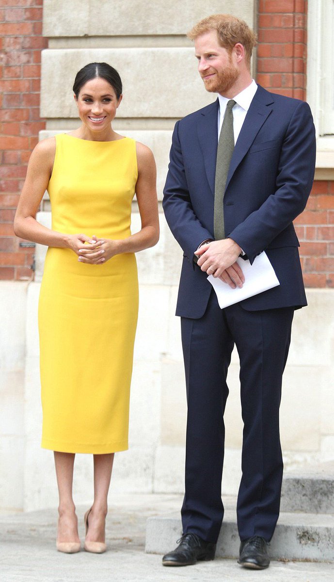 U2OughtaBeInPix's tweet photo. She wore lemon. #U2ZOOR25 #U2018 https://t.co/BtUJ30nOrZ