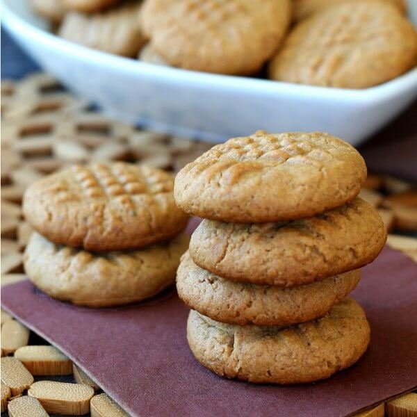 Bake maple peanut butter #cookies and treat yourself mid-week. They are soft, delicious and will melt your heart away. Recipe from veganinthefreezer.com- bit.ly/2Ki9NNQ #MakeWithMaple