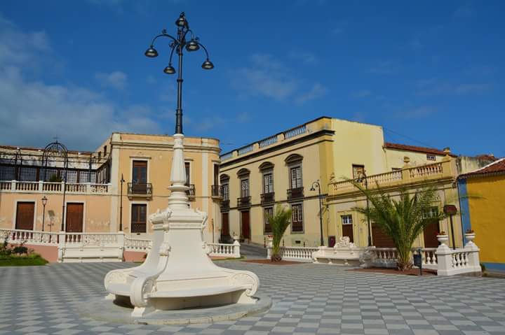 LEDPOLES's tweet image. LED &amp;amp; @LEDPOLES, en colaboración con M. P. LIGHTCAN, iluminan la plaza del Ayuntamiento de la Orotava (Tenerife), declarado Conjunto Histórico Artístico Nacional.