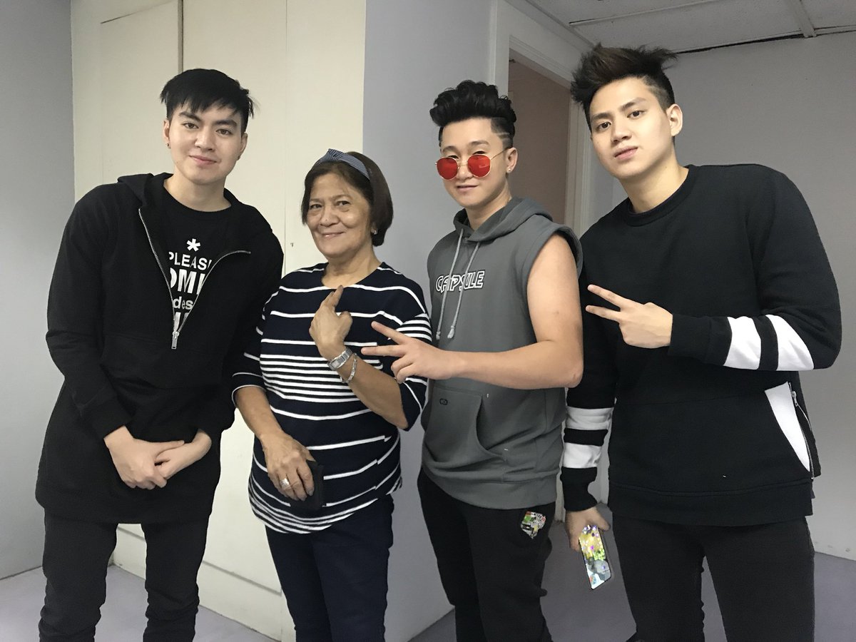 Aling Vicky, Aling Vicky, kami po yung mga nahulog mong anak. Hahah!