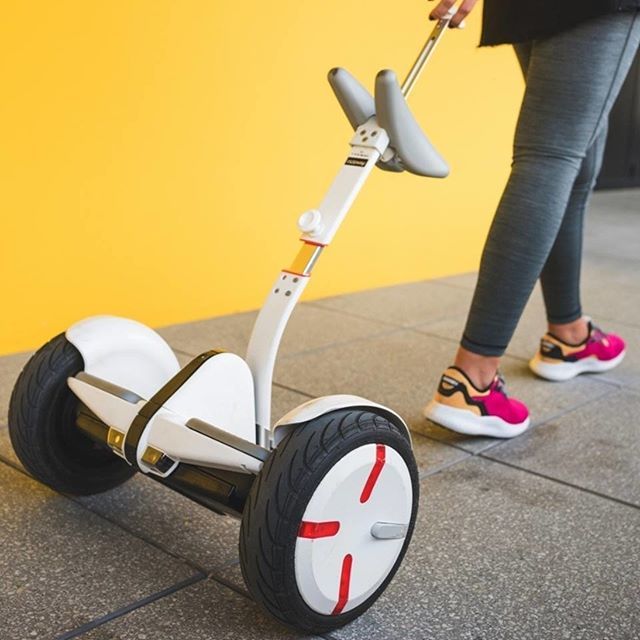 athenasocial's tweet image. Facile da trasportare grazie a una pratica maniglia che si estrae dalla barra di controllo, #miniPRO di @segway è fatto per portarti e seguirti ovunque!

#AthenaSporTech #FreeFriday #Segway #hoverboard #emobility #green #ecofriendly #moving #smart #travel ift.tt/2MR0Dsw