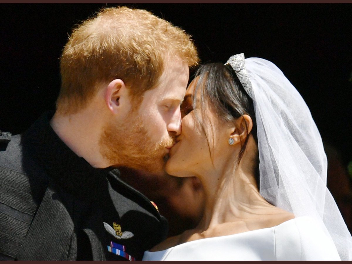 PHarry_Meghan's tweet photo. Happy #InternationalKissingDay, here’s a beautiful photo of the Duke and Duchess of Sussex. 😘 https://t.co/ZTh9Bh3xWh