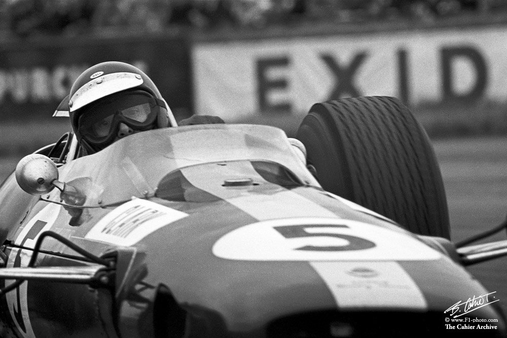 Jim Clark, eye to eye with the photographer (my dad Bernard Cahier, close to the edge!), full speed through Copse in Silverstone, on the way to victory in the 1965 British Gran Prix.