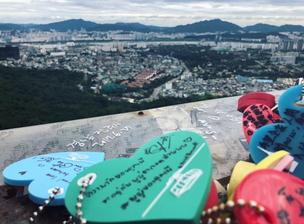 mpksskks's tweet photo. สิงเขียนว่า ....  love between us อยากรู้จังตัวข้างหน้าเขียนว่าไร แต่ที่รู้ๆหัวใจนั้นอยู่ข้างคริสนะจ๊ะ ละก็คงจะอยู่ตลอดไปด้วยมั้ง 😋

#ทีมพีรญา
#KristSingtoFMinKOREA https://t.co/iLq61oCC61