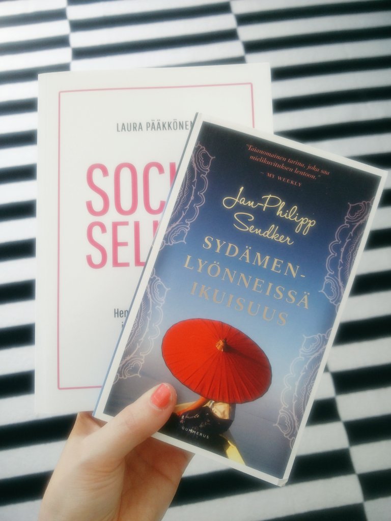 annahedenborg's tweet photo. TJ 0! 🙌 #Kesäloma vieteään mm. näiden parissa. Kiitos @MinnaRuusuvuori 🌸😉📚 #kesälukemista #socialselling https://t.co/zjLOz8asdL