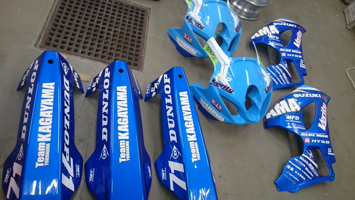 GIA_Niigata's tweet photo. 明日7/7(土)のオープンキャンパス!!
車体整備科のメニューは #TeamKAGAYAMA #鈴鹿8耐 カウルの最終工程となるステッカー貼りを一緒にやりましょう!!貼る前には実際のカウルを仕上げている #kwinds さんから貼り方のコツを教えてもらいます。今のフィルムは #ハンパない イイ素材ですよ。
#オータム https://t.co/truAAGbTq4