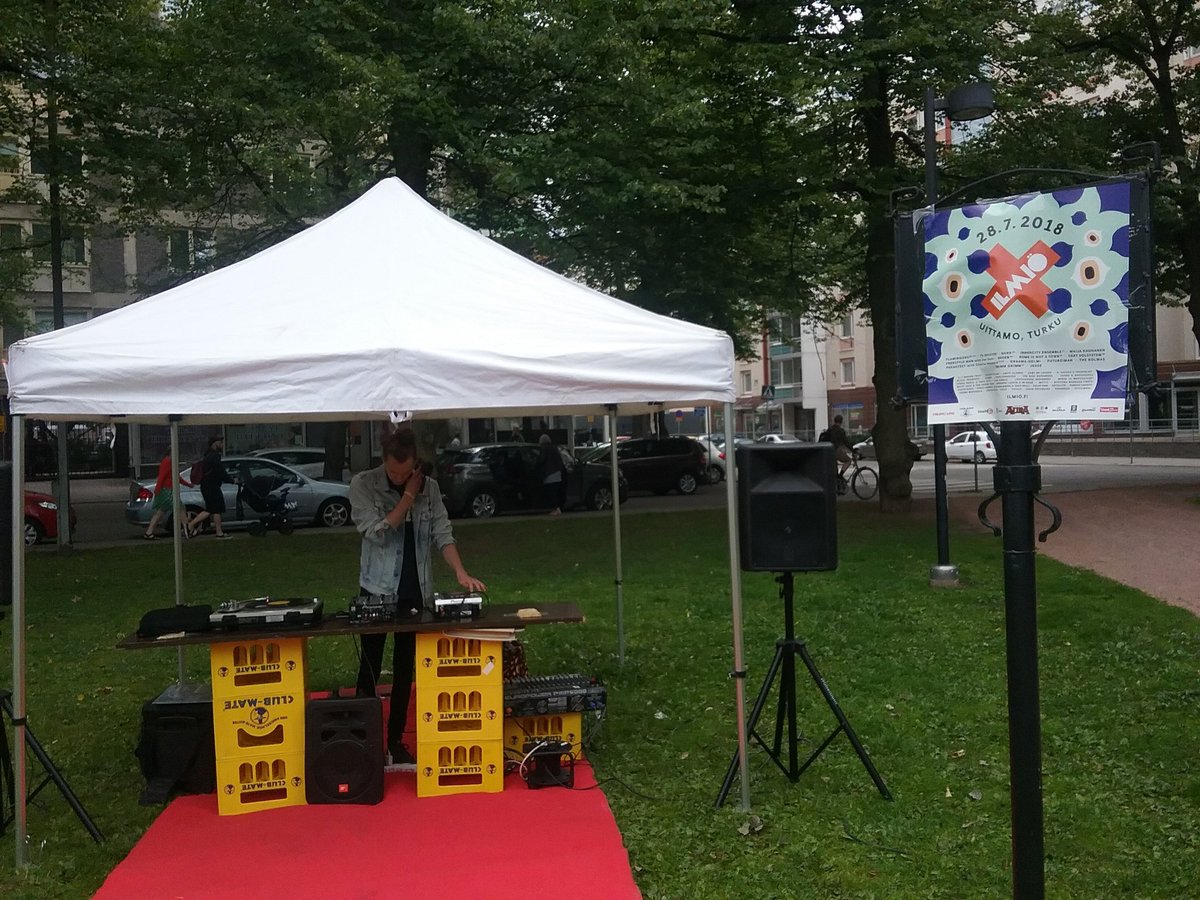 tästä se käynnistyy pikkuhiljaa dj anttipiootin tahdissa! #epäjohdonmukaistentanssiaiset #lippakioski #turku