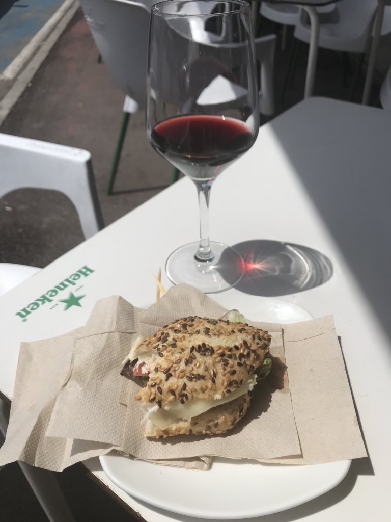 neu_enaztnia's tweet photo. Pintxo begetala vs begetaldun pintxoa;      bietako zeinek ote zuen begetalaren txarteltxoa? Jesusek ura ardo bihurtu omen zuen eta letxugak pintxoa begetal egiten du itxuraz #miraria https://t.co/3tUAIGBjcb