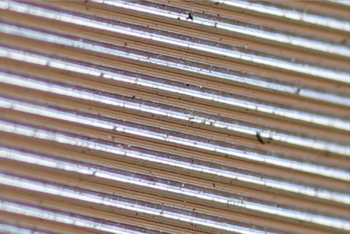 thephysicsgirl's tweet image. MACRO PHOTOS! There are smaller ridges within the grooves. 🧐
Now to calculate the diffraction distance and angle to give visible light bands...