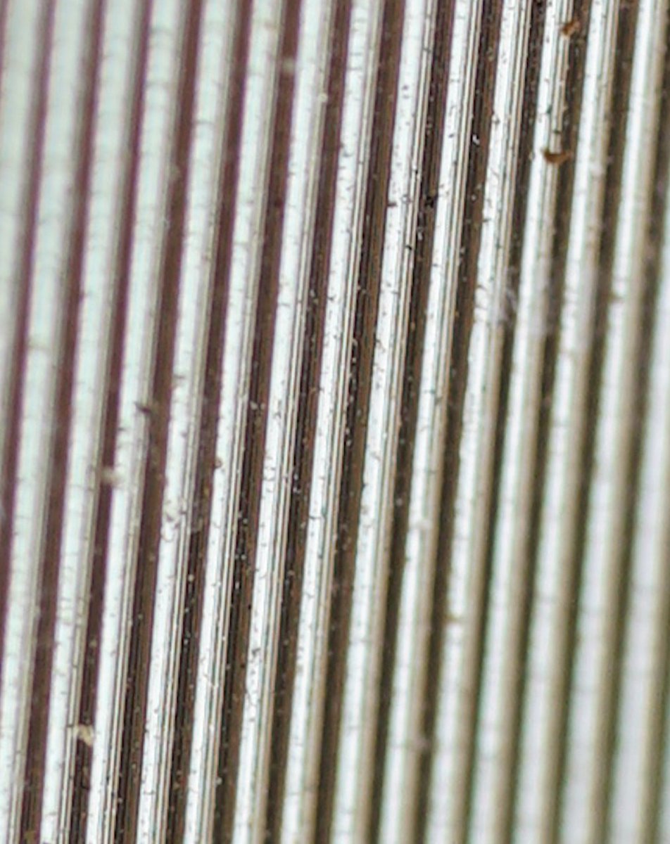 thephysicsgirl's tweet image. MACRO PHOTOS! There are smaller ridges within the grooves. 🧐
Now to calculate the diffraction distance and angle to give visible light bands...