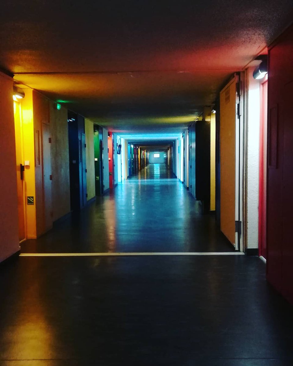 Les photos de nos visiteurs affluent, et sont vraiment chouettes à découvrir ! C'est pourquoi nous les re-postons avec plaisir 😊 Merci à fannelybal qui nous offre une perspective sur une des "rues" de l'Unité d'Habitation de Firminy 😊
 instagram.com/p/BjPtE5zFjNC/