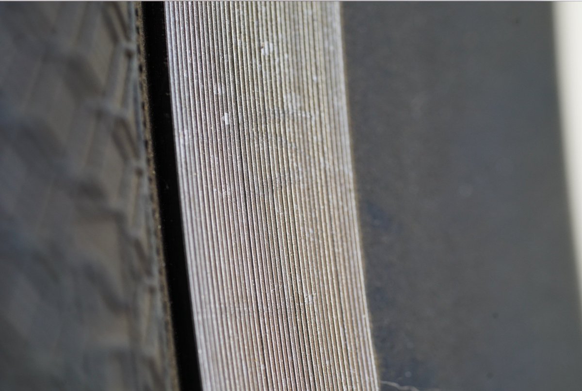 thephysicsgirl's tweet image. MACRO PHOTOS! There are smaller ridges within the grooves. 🧐
Now to calculate the diffraction distance and angle to give visible light bands...