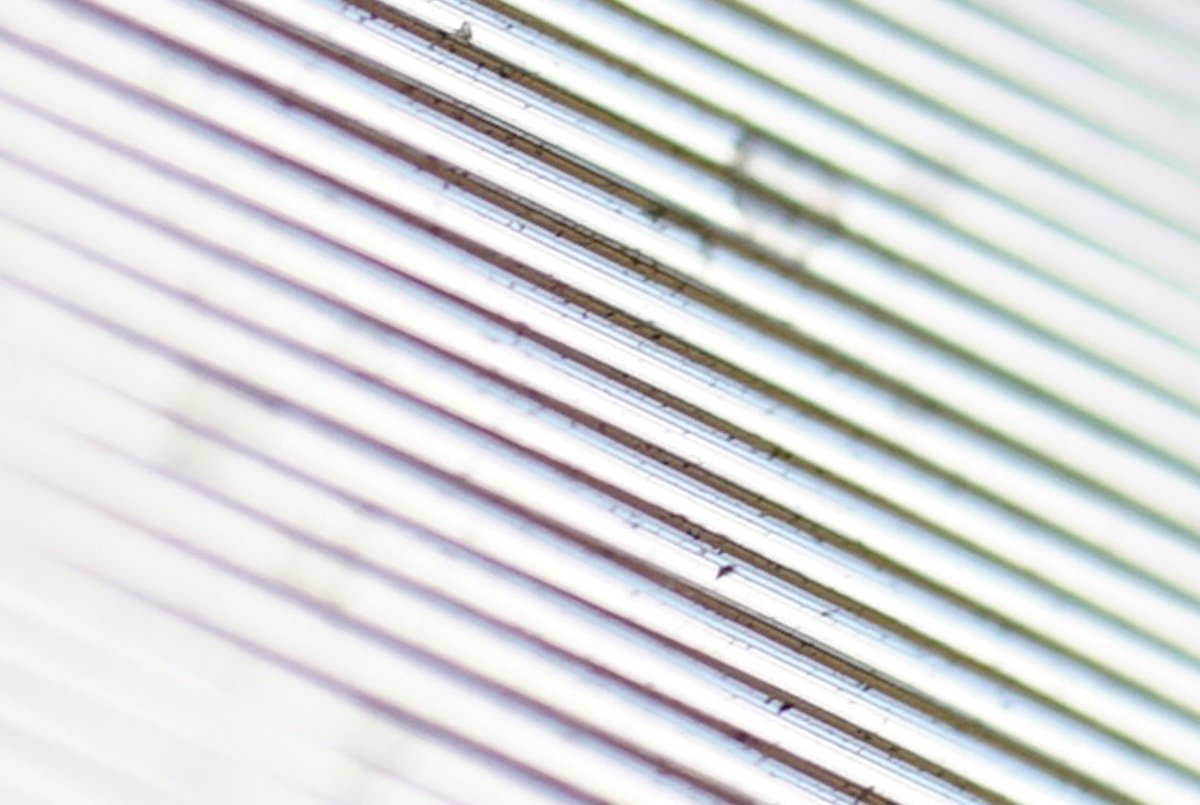 thephysicsgirl's tweet image. MACRO PHOTOS! There are smaller ridges within the grooves. 🧐
Now to calculate the diffraction distance and angle to give visible light bands...