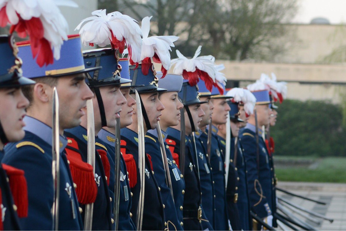 SaintCyrCoet's tweet photo. Le #14juillet les officiers -élèves des écoles de Saint-Cyr Coëtquidan auront l’honneur de défiler sur les Champs Elysées, sous le regard de leurs concitoyens. Désormais, les phases d’entraînement vont s’intensifier pour que le jour J, ils soient #Tousprêts https://t.co/yJTGQ2VK8A