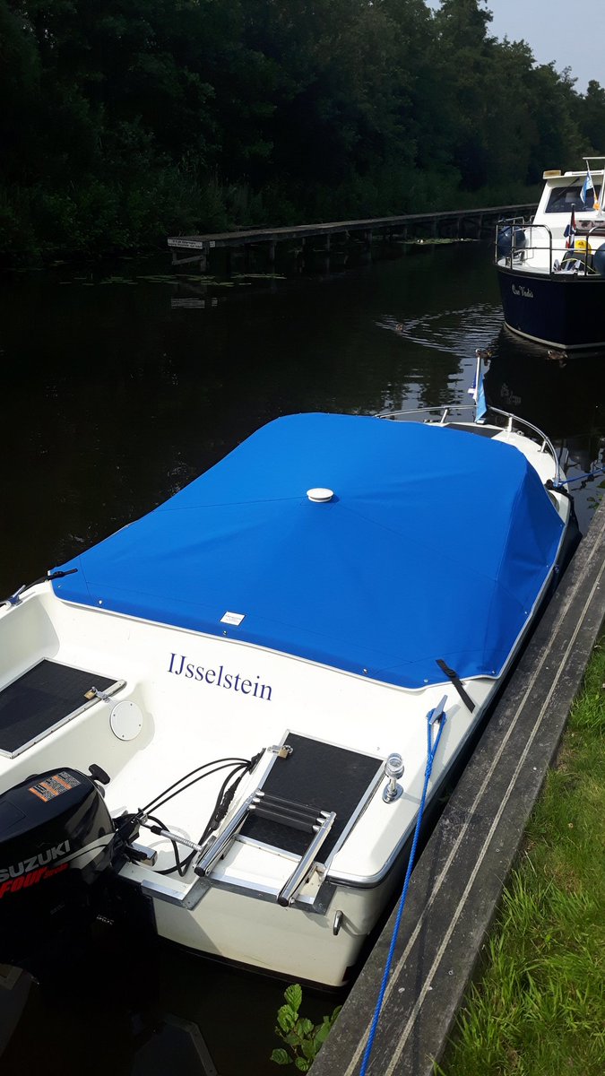 Vanmiddag een afdekzeil geplaats op een tour-speedboot.