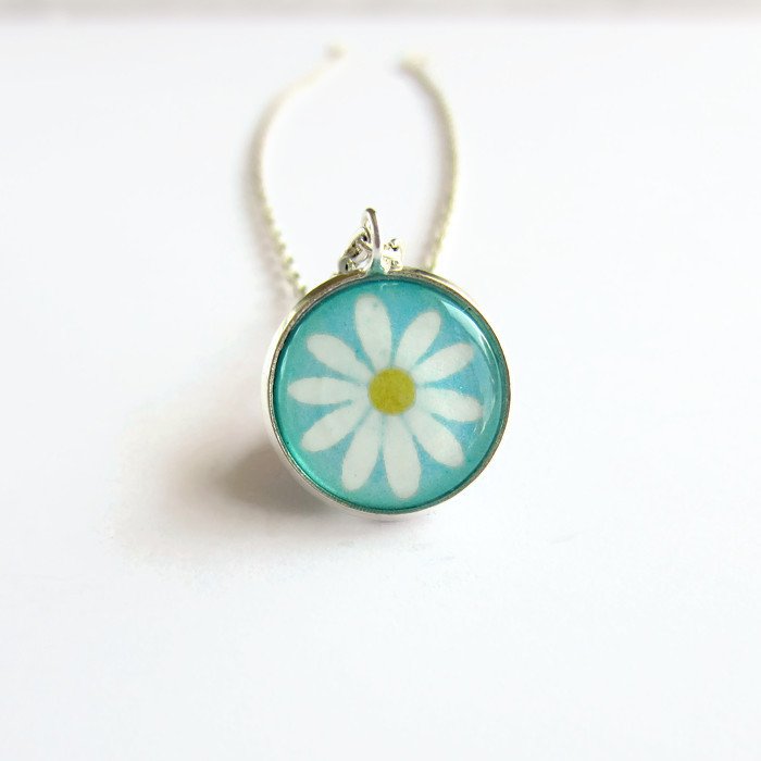BecauseofAnnie's tweet photo. Nothing says summer quite like a cheerful daisy! Wear this pretty turquoise blue flower necklace and add a little summer to your day no matter what the weather does. Simple &amp; pretty for everyday wear, it'd also look amazing for a summer festival! https://t.co/DcmfDCdvR1 via @Etsy https://t.co/LtIqTS1U9w