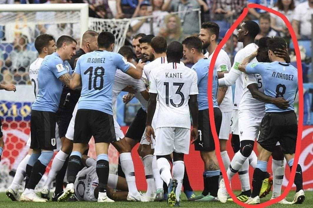 BrunoBalmokoun's tweet photo. Pendant la bagarre de #FRAURU il y en a deux qui dansait sur le dernier zouk de Tanya St-Val...
#CM2018 #WorldCup https://t.co/Ex0nbG3aIm