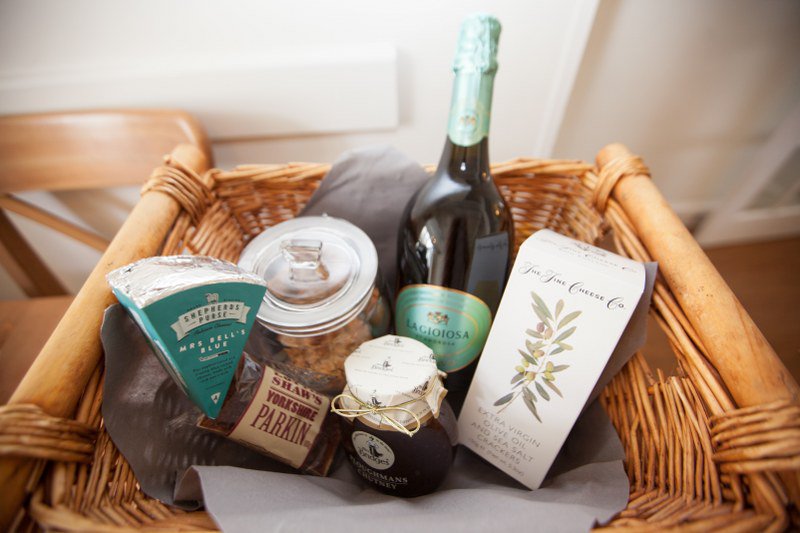 gorgeouscottage's tweet photo. What makes the perfect welcome hamper? Take a look at our cottage owner advice to get yours just right! https://t.co/ZN0QLxH9K0 #warmwelcome #cottageowner #adviceandtips https://t.co/QqMdQTRMRj