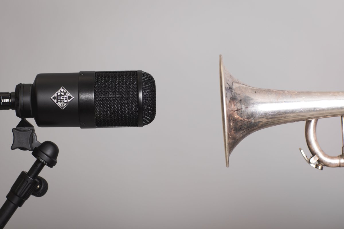 TELEFUNKEN_Mics's tweet photo. We don't mean to (ahem) blow our own horn, but you should hear the M82 on brass. #telefunken #telefunkenmics #M82 https://t.co/9rmrcMZcq5 https://t.co/mJXbz8qQv3