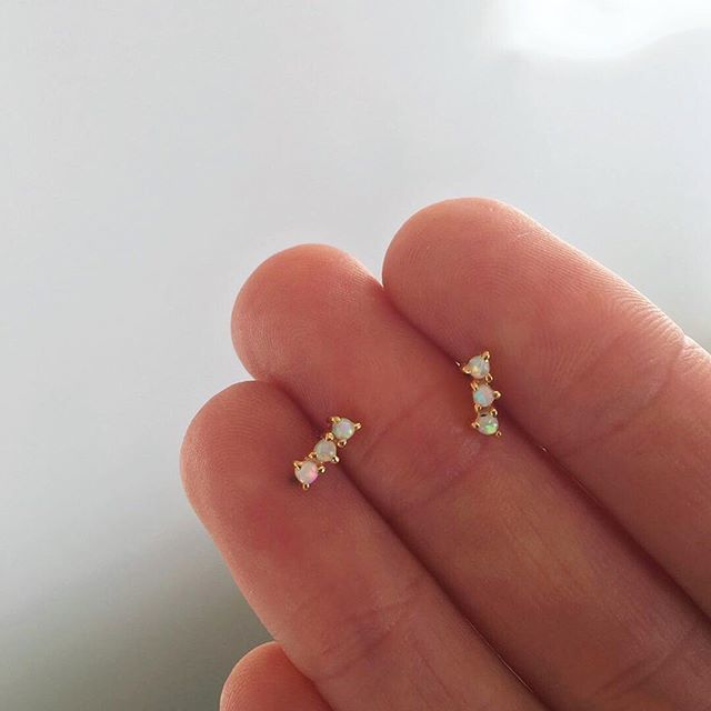 stoneheartsclub's tweet image. May we present these deliciously delicate, yet totally eye catching opal earrings? By the oh-so-chic Chicago based brand La Kaiser. Tap to shop! 👆🏻🛍
.
#lakaiserjewelry #opalearrings #opalstuds #opalobsessed ift.tt/2zisDn8