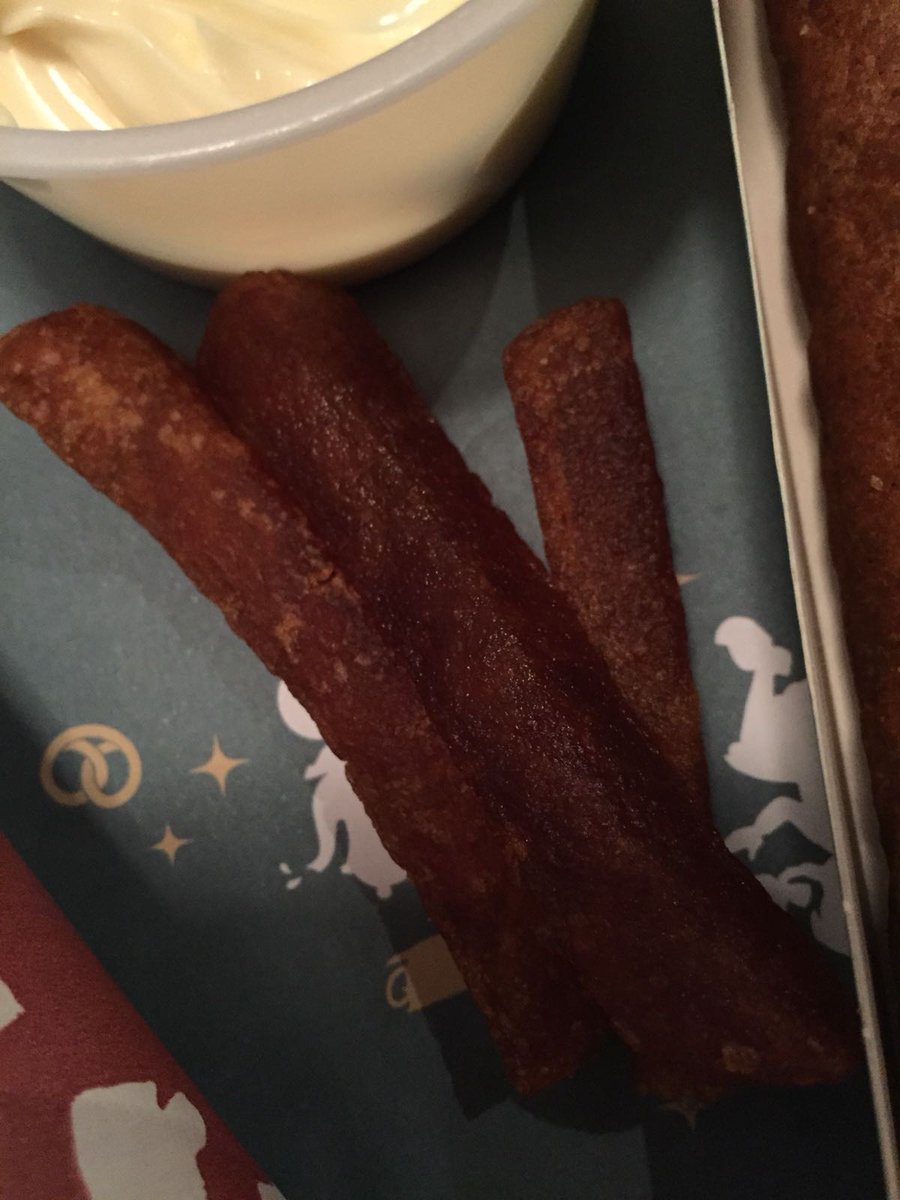 remcotjuh26's tweet photo. lekker eten in station oost de hongerige machinist  friet taai en snack ook  @Efteling https://t.co/e3hlg13Eha