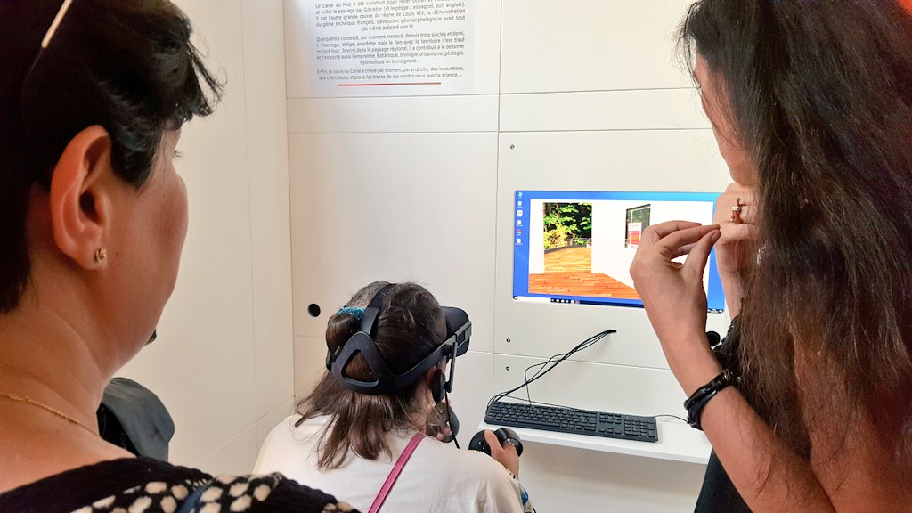 instantscience's tweet photo. Un petit voyage à travers l'histoire du Canal du midi, ça vous dit ? L'installation #LabOc de @Univ_Toulouse à la Capitainerie  rassemble objets de collection, documents anciens et visites sur masques de réalité virtuelle. #ESOF2018 #ScienceInTheCity https://t.co/xEminH7ENW
