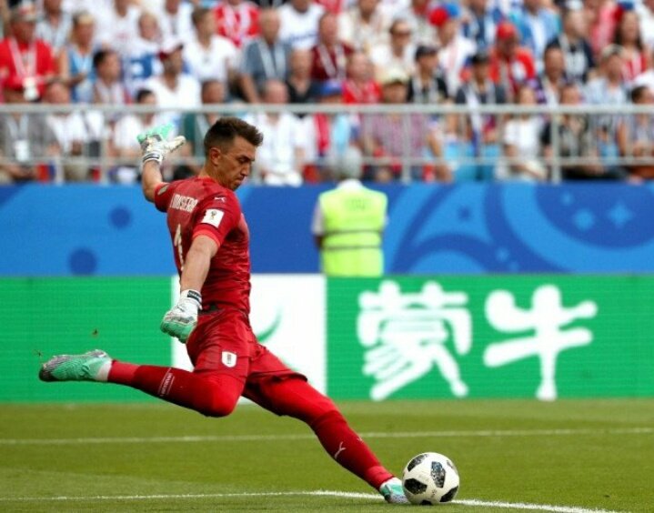 Chipydale2's tweet photo. #Muslera el mejor arquero que podamos tener! Sos grande nando! Gracias por tanto, gracias!!! Muslera eterno!! Uruguay nomaaa!🇺🇾🇺🇾🇺🇾🇺🇾 https://t.co/n2kE1wsy7P