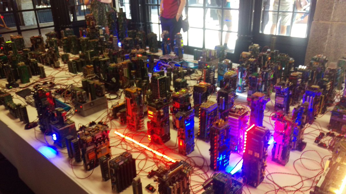 jotasker's tweet photo. A very smart city @stanza_ #FutureFest18 https://t.co/dPunYKiIaU
