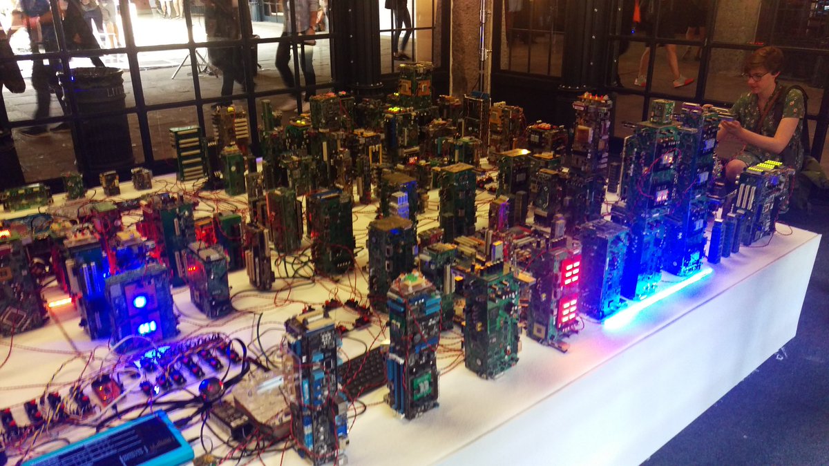 jotasker's tweet photo. A very smart city @stanza_ #FutureFest18 https://t.co/dPunYKiIaU