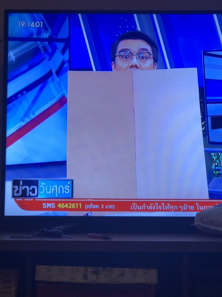 Pimtita's tweet photo. นี่คือการสาธิตถ้ำบางจุดที่มีความแคบแค่ 38 ซม.และเต็มไปด้วยน้ำขุ่น โคลนที่ทัศนวิสัยแค่15 ซม.และปล่องแค่นี้จะพาเด็กออกมาได้ยังไง ไปคนเดียวก็ลำบากแล้ว อยากให้เข้าใจความลำบาก #ถ้ำหลวง https://t.co/uKLc9bwEBV