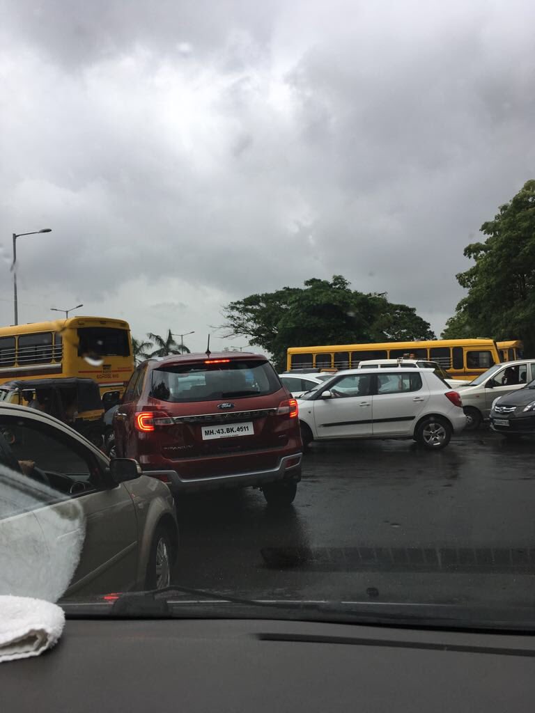 Monish_Ahuja's tweet image. ⁦@Navimumpolice⁩ this is just one of the photo at 8:00 am today at DPS School signal. One traffic police cop unable to manage. This killer junction has seen many accidents &amp;amp; loss of precious lives.
Please get act together.
⁦@Dev_Fadnavis⁩ ⁦⁦@CMOMaharashtra⁩