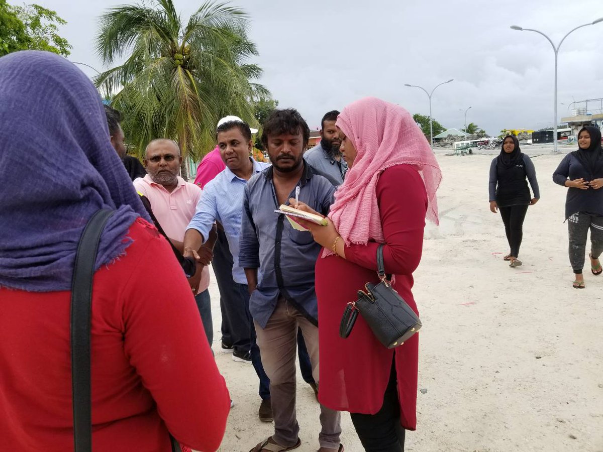 Yameen2O23's tweet photo. #Live  | #NaifaruD2D 

#RaeesYameen ge campaign team  Lh.Naifaru rayyithun ge arihha #Goachah
@IsmailAdley @Shiyamaldives
@em_saeed

#EnmeGaathun
#RY2018 https://t.co/w5UA86URul