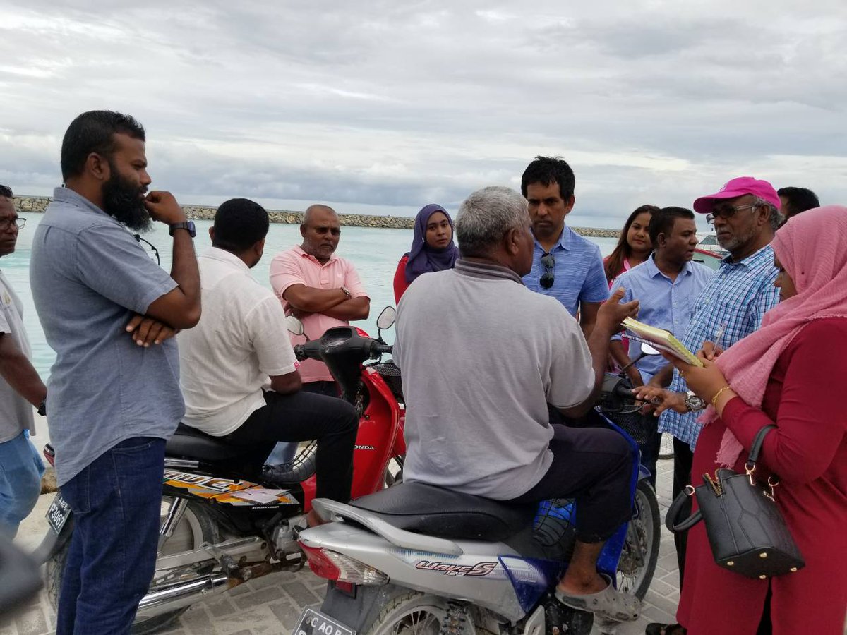 Yameen2O23's tweet photo. #Live  | #NaifaruD2D 

#RaeesYameen ge campaign team  Lh.Naifaru rayyithun ge arihha #Goachah
@IsmailAdley @Shiyamaldives
@em_saeed

#EnmeGaathun
#RY2018 https://t.co/w5UA86URul