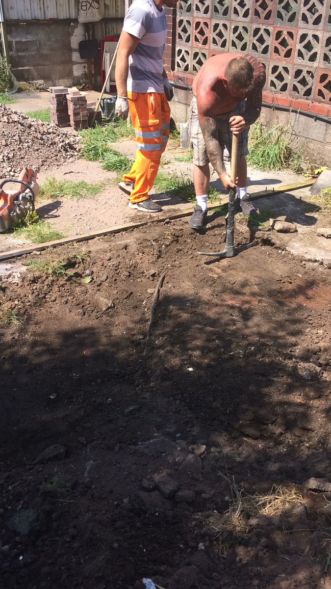 DonmacSolutions's tweet image. Before and after of a Tarmac Driveway. Customer is extremely happy. #proudofourteam