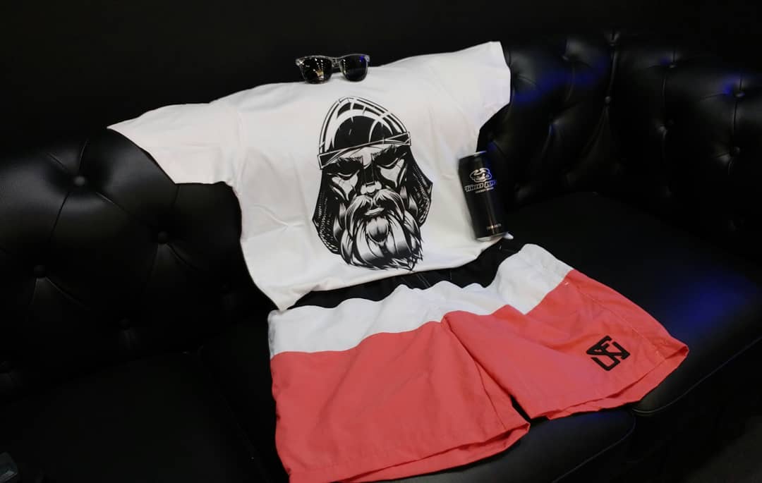 //// Novedad SEFINHE E. L. "EL CID" ////
Disponible en <a href="/fokostore/">fokostore</a>
.
Outfit:
Camiseta: E. L. El CID colaboración con el ilustrador Víctor Sáiz Riocerezo
Bañador: <a href="/Sefinhe/">SefinheClothes</a> - Coral
Gafas: <a href="/northweek/">Northweek Sunglasses</a>
Bebida: <a href="/torolocoed/">Toro Loco</a> .
.
#sefinhe #sefinheclothes #sfnh #clothes #tiendaderopaurba