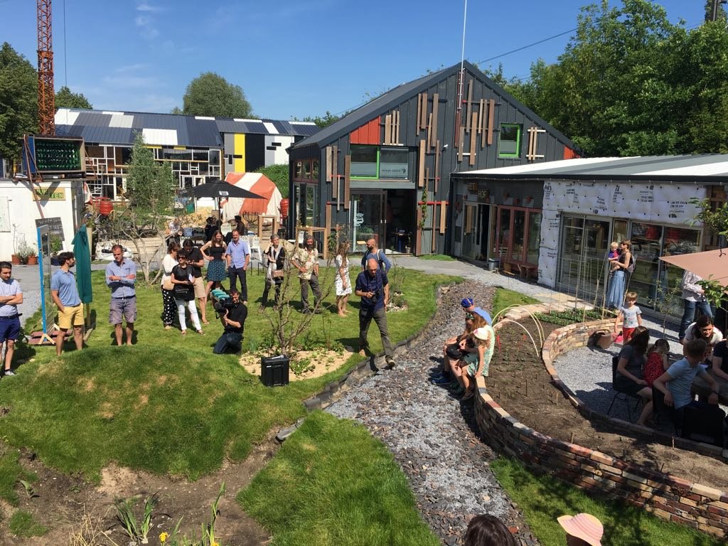 EU_ENV's tweet photo. Summer inspiration☀️
How can we put #CircularEconomy at heart of healthy workspaces and communities? Meet @hofvancartesius a new urban village @GemeenteUtrecht that achieved that! More info ➡️https://t.co/CkkeZkZ7rA https://t.co/b4LMRE5B5a