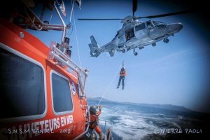 SNSMBANDOL's tweet photo. 🔜 #FeteSaintElme J-2 🚨
Dimanche 8 Juillet 16H venez assister à une démonstration helitreuillage le long de la jetée entre l'hélicoptère Panther HELIOS de la 36F @Premarmed @MarineNationale  et la vedette SNS SAINT ELME II de la @SNSMBANDOL @SauveteursenMer @MilleSNSM
#Tousenmer https://t.co/1V2xHilJlk