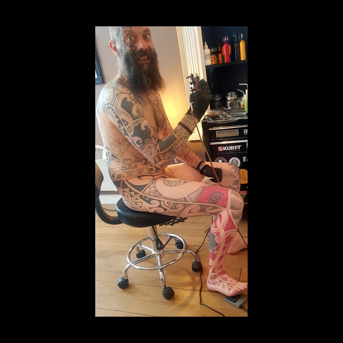 fllann's tweet photo. #PhotoGrid New work uniform .
Getting the benefit from our new floor fan . Very windy in studio . Love it .
#tattoosintheworkplace #jobuniform #nakedtattooing #nakedtattooguy #workuniform #tattooingnaked #polynesiantattoo
#tribaltattoo
#boldblackandbloody @sacredboldlines https://t.co/ouV7YXr5Kr