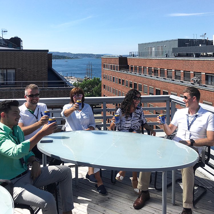 Lunsj på takterrassen er luksus når termometeret pusher 30° - vi i Acando ønsker alle en god sommer og håper dere koser dere i det fine været!