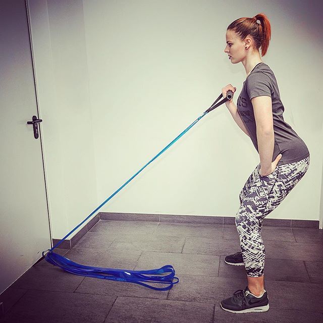 aerobis_fitness's tweet photo. #alphaband trainer: suspended low with all #strengthbands connected to a single anchor point for fast resistance change! #strengthtraining without weights 😎🙌 - get creative and have a great weekend 🏖 https://t.co/OPxGLtdvrV